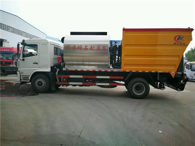 陜汽單橋同步碎石封層車